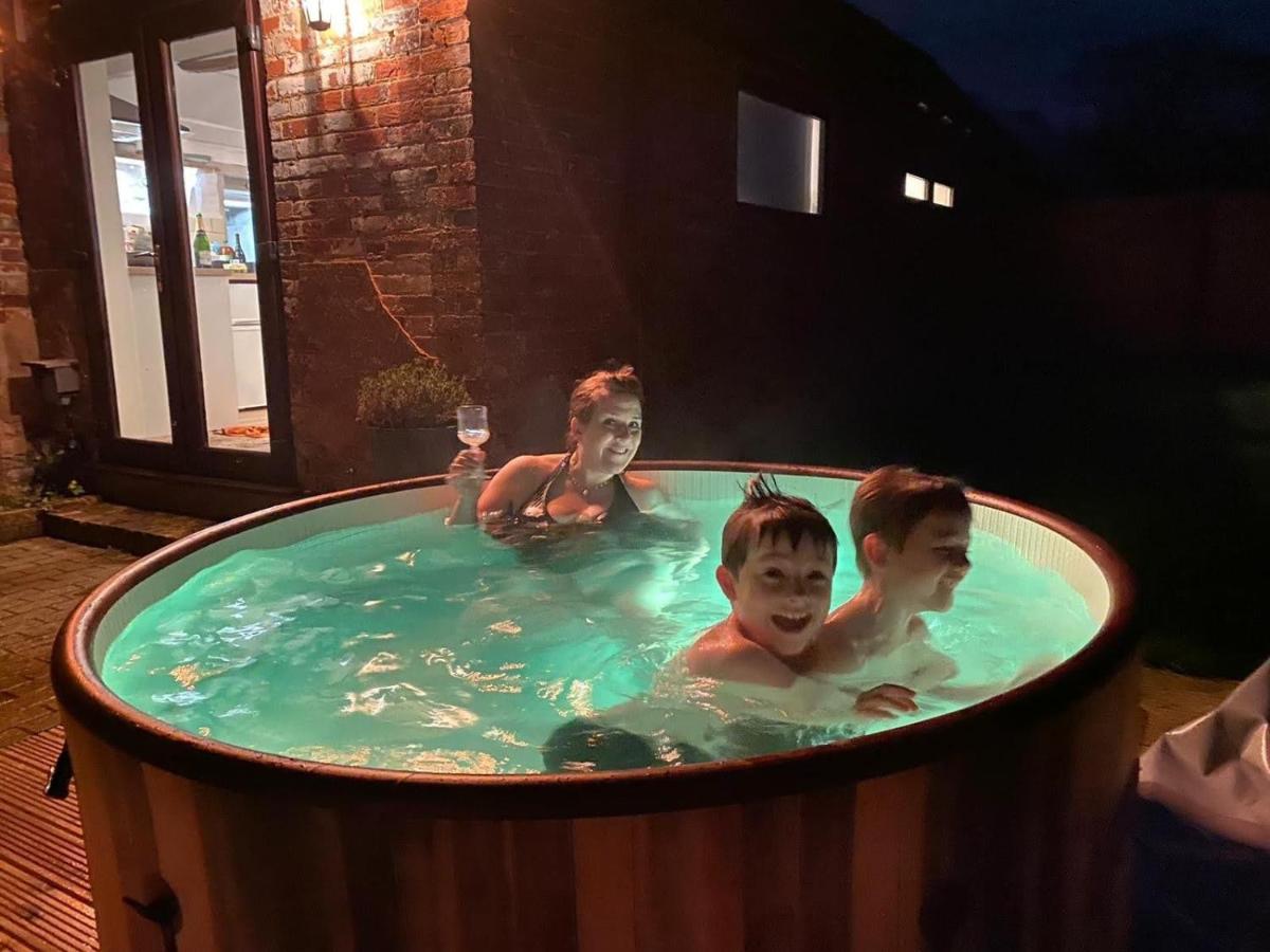 Beautiful Barn Conversion, 3 Bed, hot tub, sauna, gym, enclosed garden - Housity
