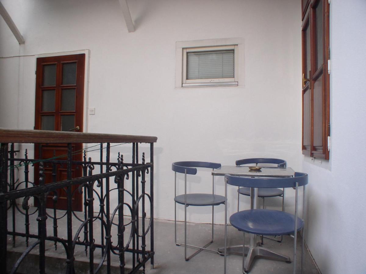 Retro Tour As Ljubljana central apartment Behind University - step away from Ljubljanica river - Housity
