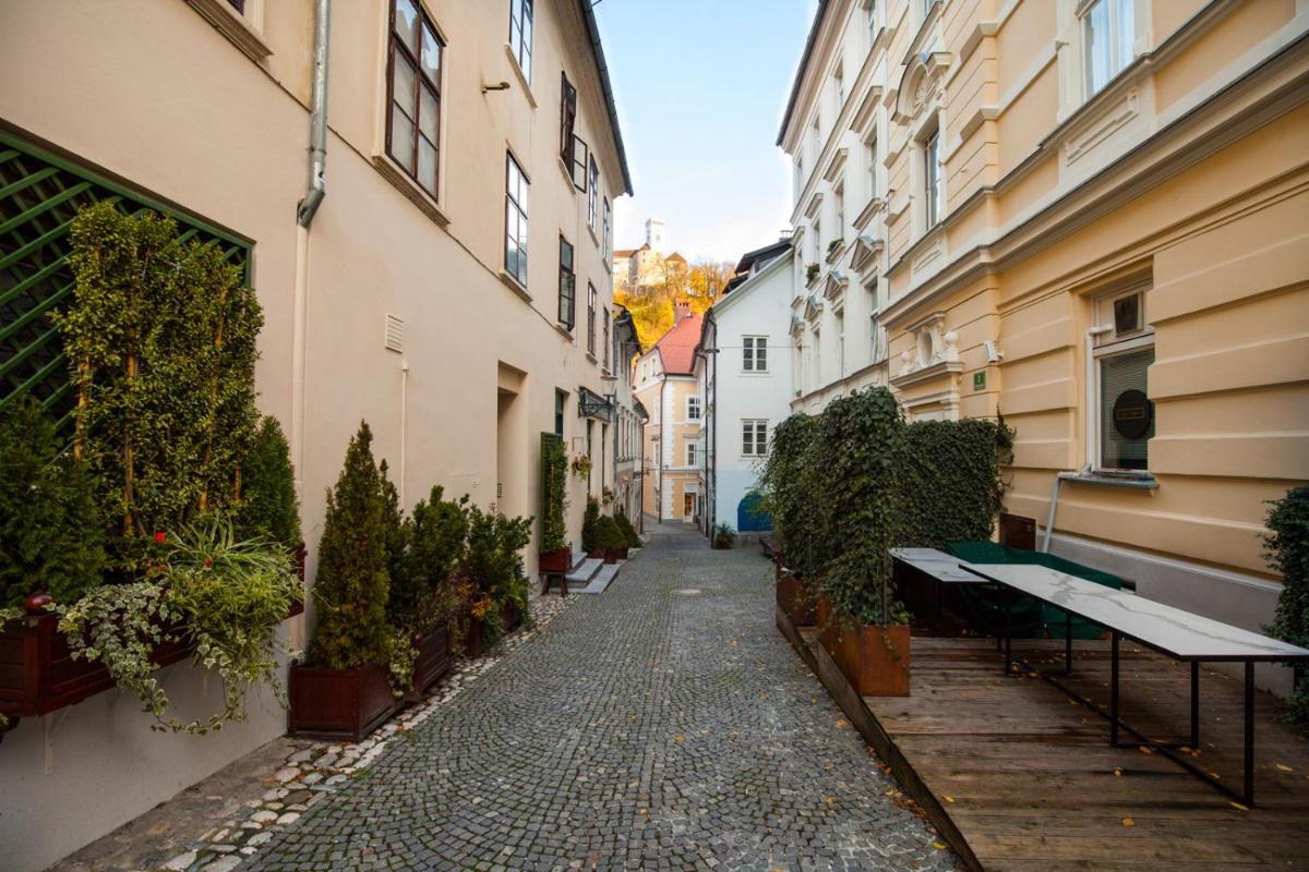 Retro Tour As Ljubljana central apartment Behind University - step away from Ljubljanica river - Housity