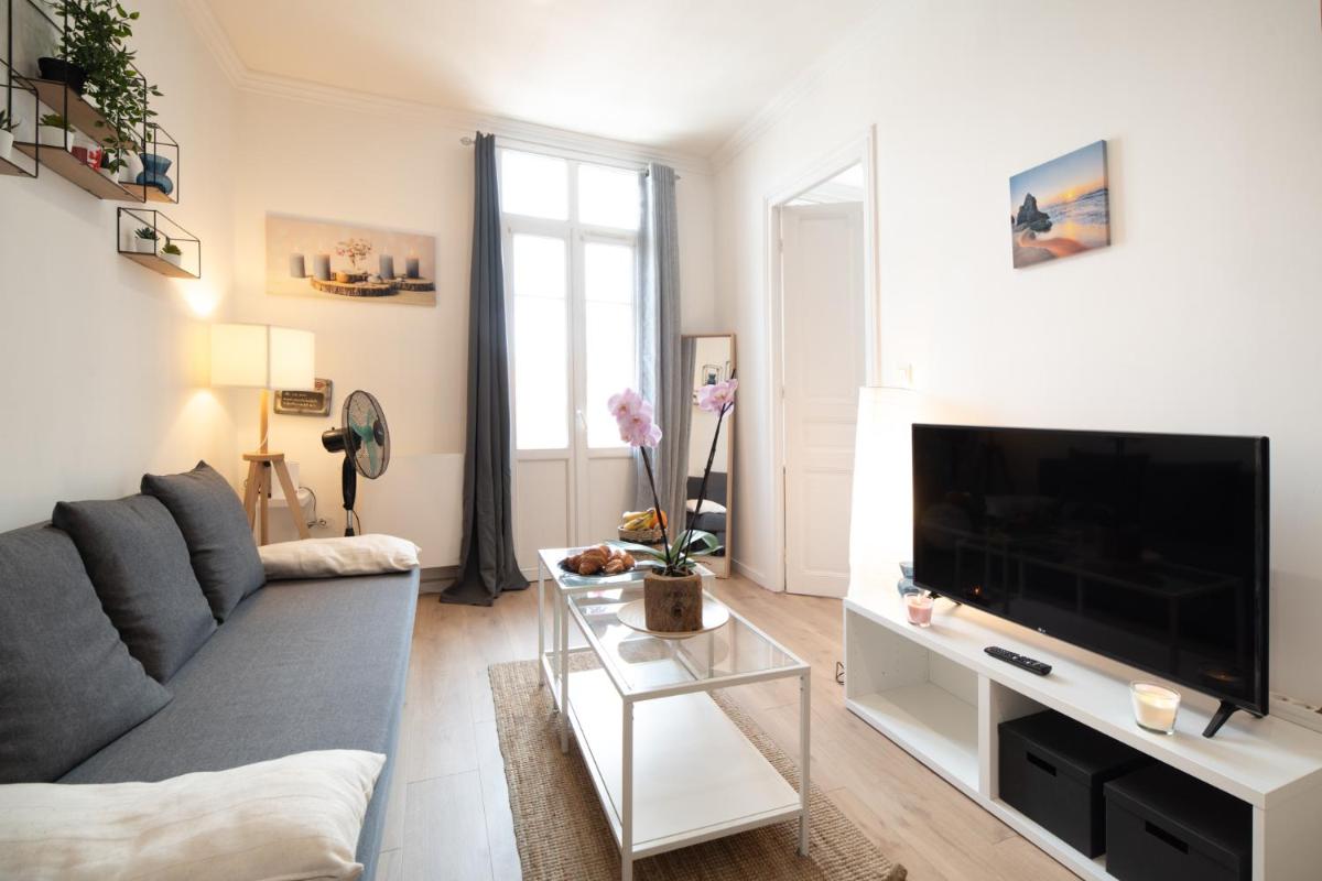 Private Independant flat - Lourdes city center - 2 Balconies - Housity