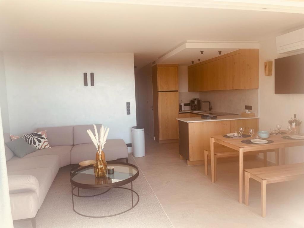 Apartment Julie I3, 140, Cap Esterel - Terrasse mit Meerblick und Strandnah by Riviera HomeLife - Housity