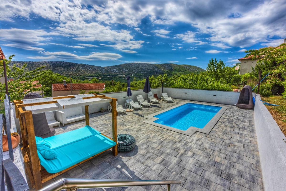 AS Apartments with swimming pool and a large yard - Housity