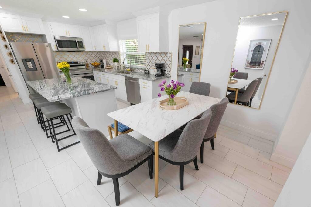 Beautiful House, Walking Distance to Stadium - Housity