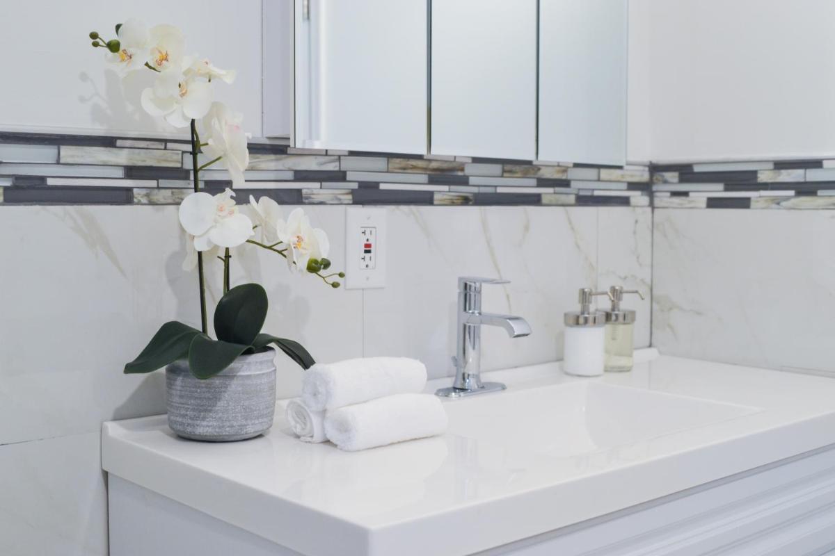 Beautiful 2 bedroom 1 bathroom apartment with patio and deck - Housity