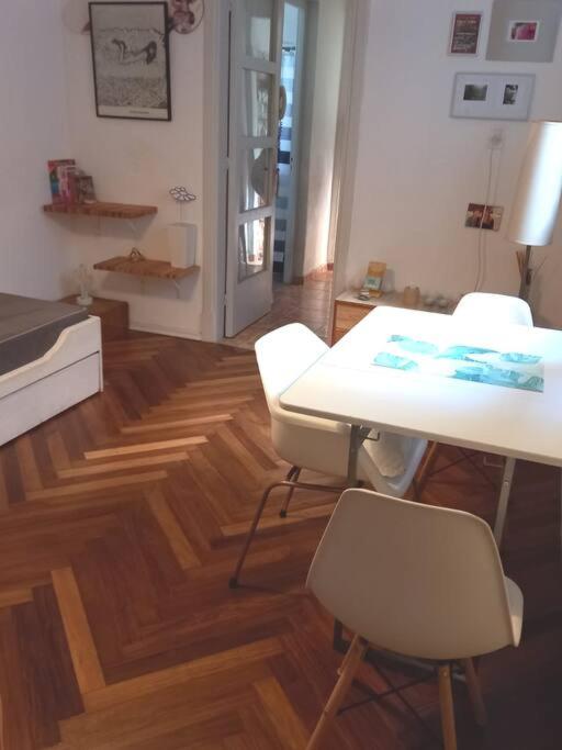 Suitetrails - Cálido apartamento a 8 cuadras del mar y a 3 de 18 Julio Hay una gatita que vive allí