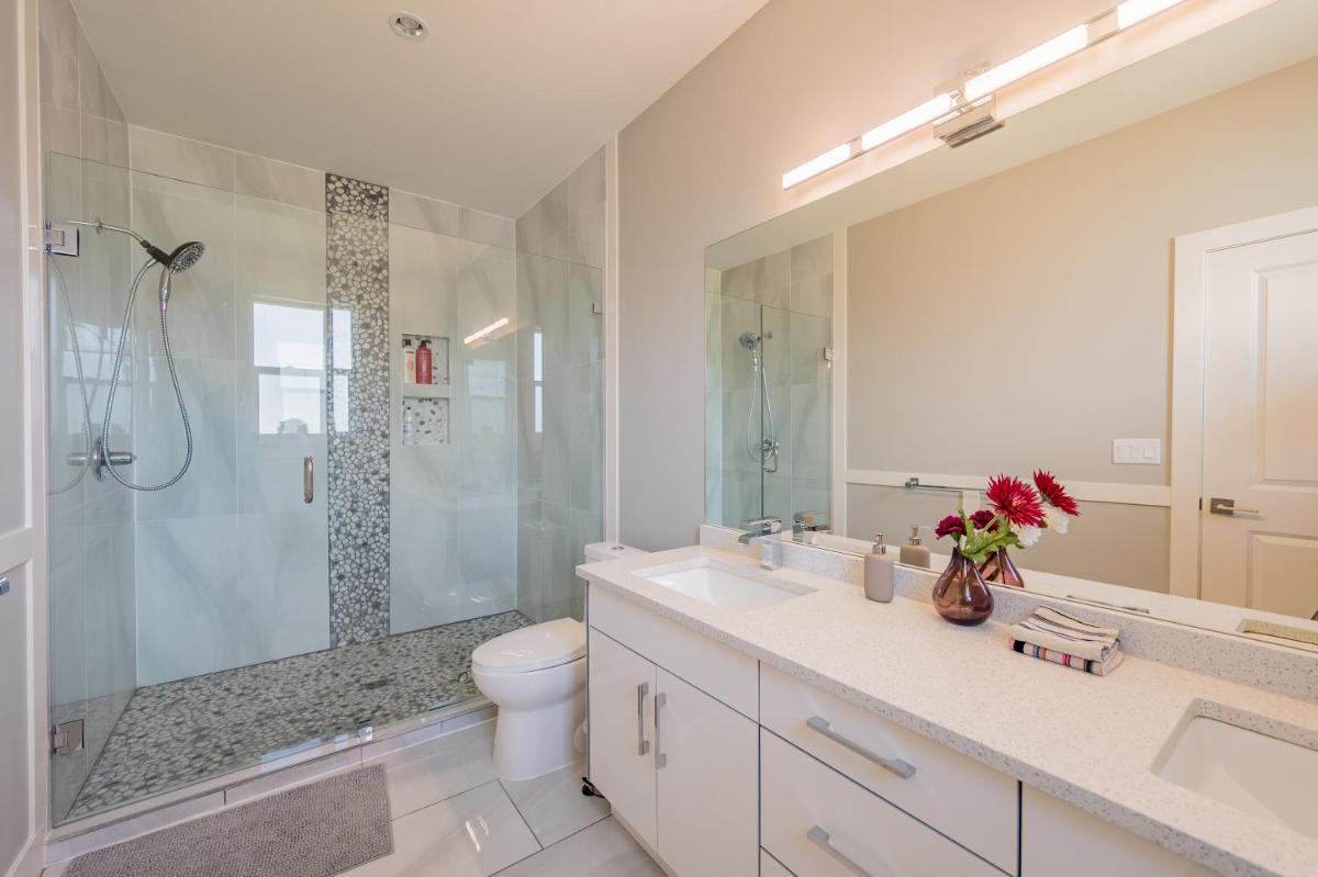 Stylish Single House With Lake & Mountain View - Housity