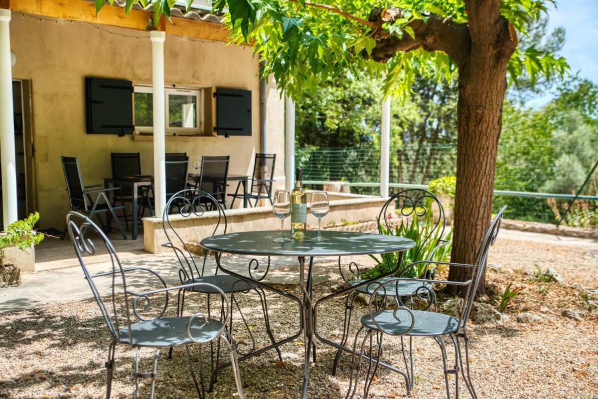 Spacious apartment in a villa with terrace and garden in Ventabren - Housity