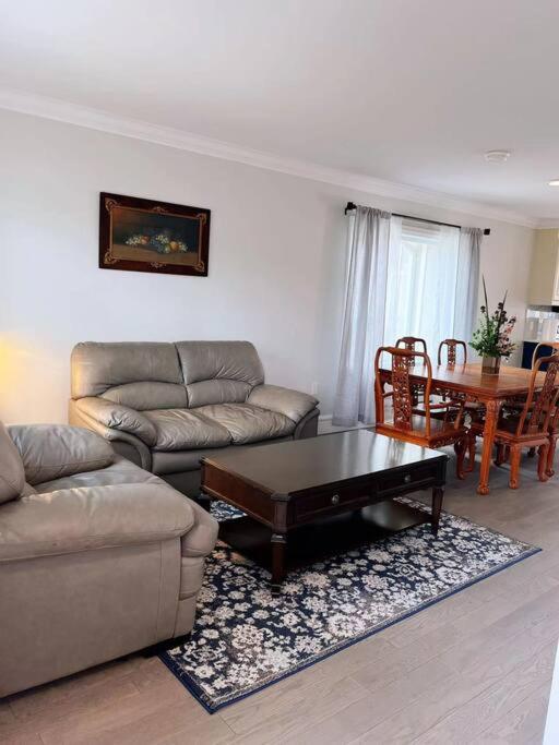 Brand new luxury 3 bedroom townhouse - Housity