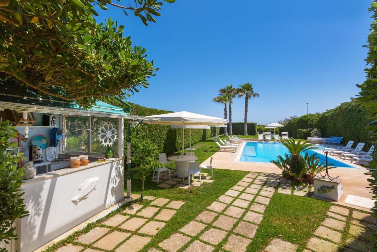 Residence Punta Cassano - In piscina sulla spiaggia di sabbia - Housity
