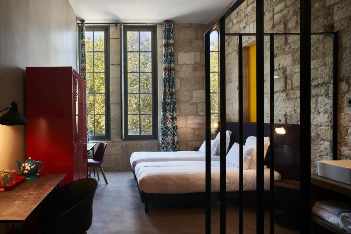 - une chambre avec un lit et quelques fenêtres dans l'établissement Hotel La Zoologie & Spa Bordeaux, à Bordeaux