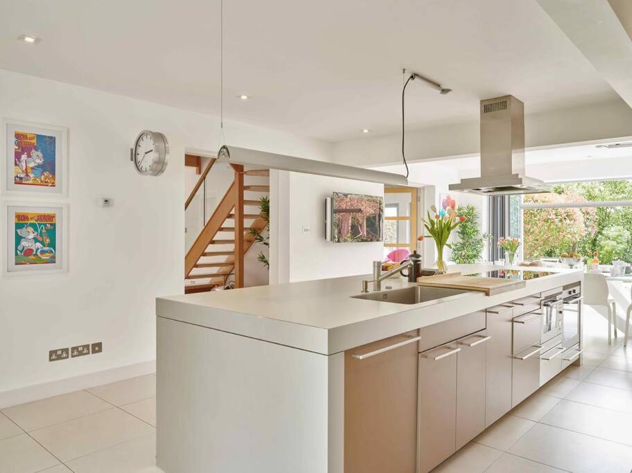 Cheltenham's Most Luxurious House - Housity