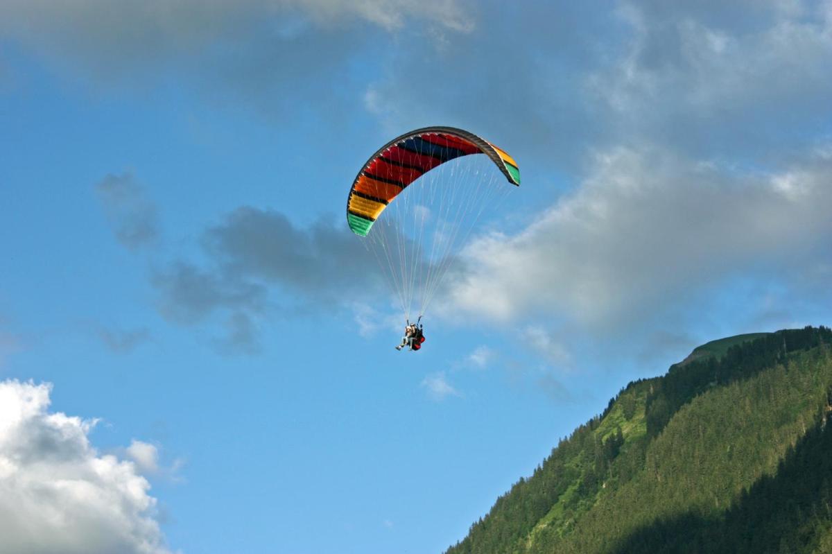 une personne à bord d'un parachute dans le ciel dans l'établissement Hôtel Igloo, à Morzine 28 autres photos
