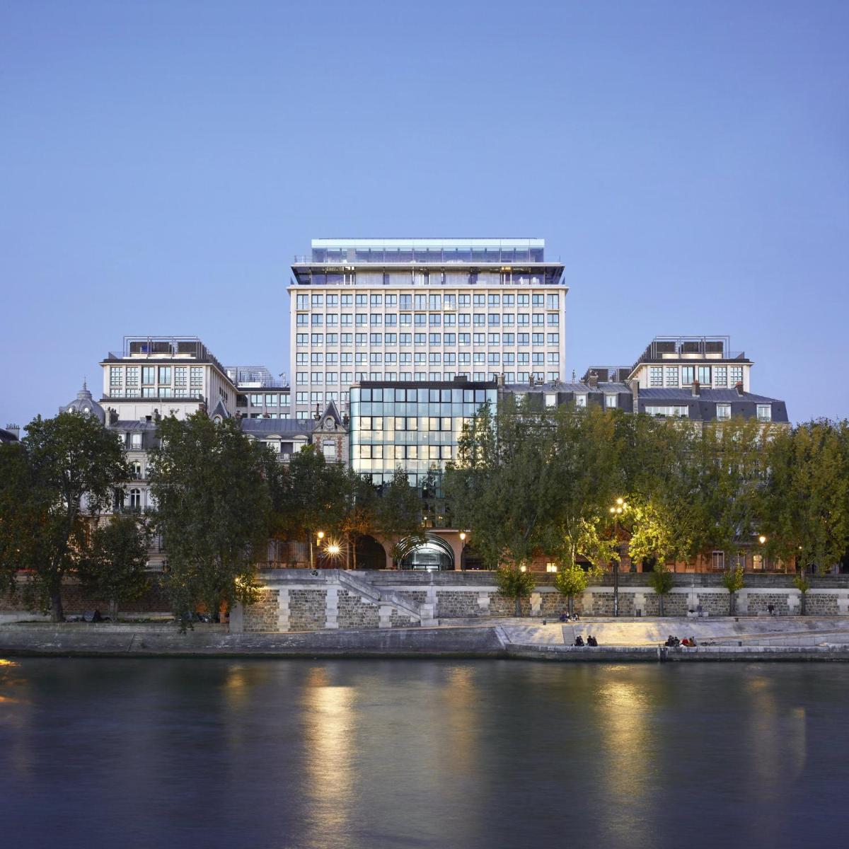 une silhouette urbaine avec une rivière et des bâtiments dans l'établissement SO/ Paris Hotel, à Paris