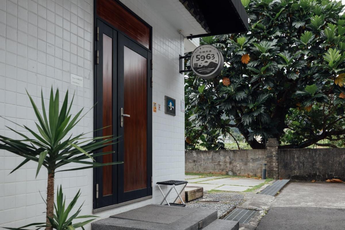 5963 Turn Right B&B - Housity