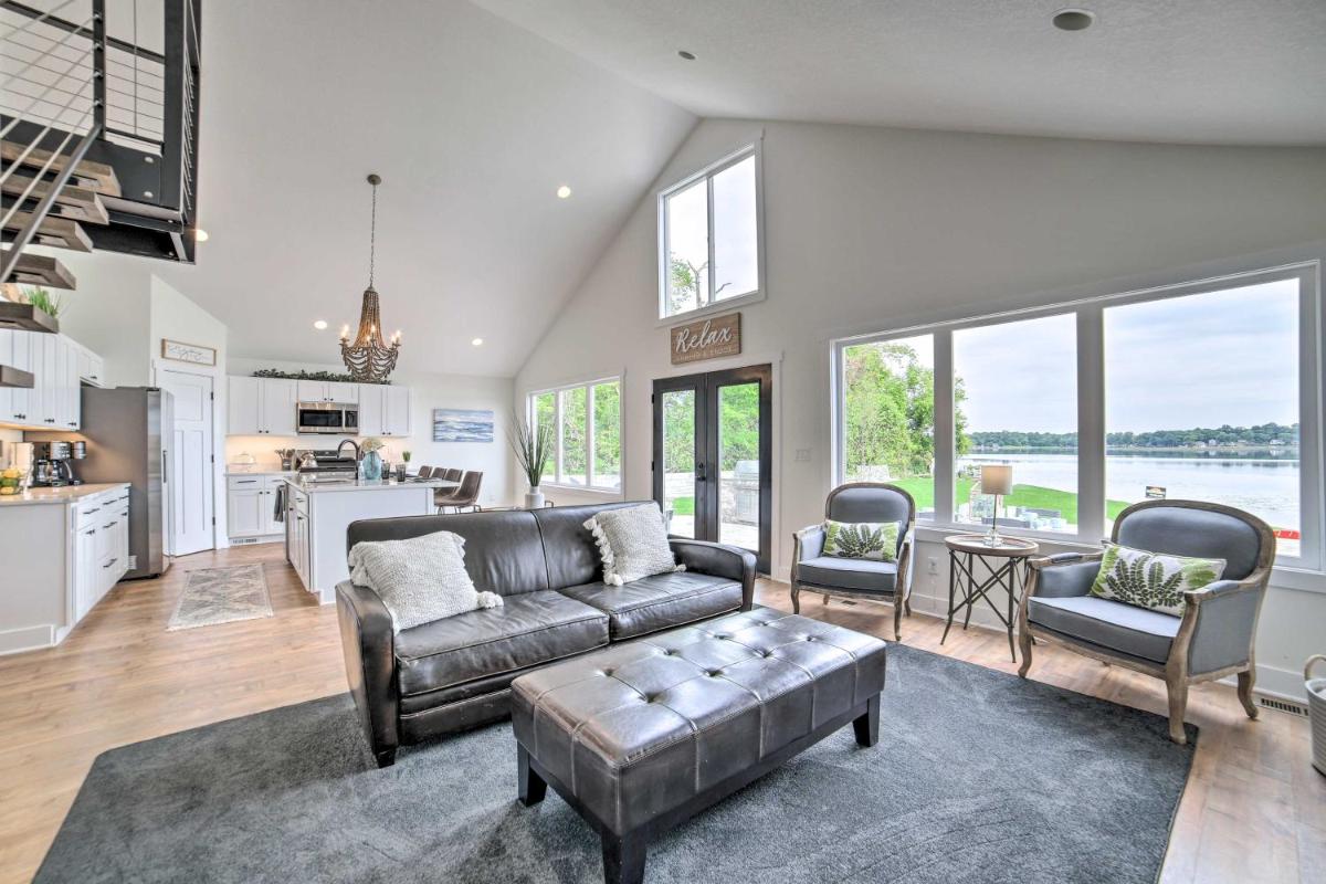 Newly Built Gilletts Lake Gem Dock and Hot Tub - Housity