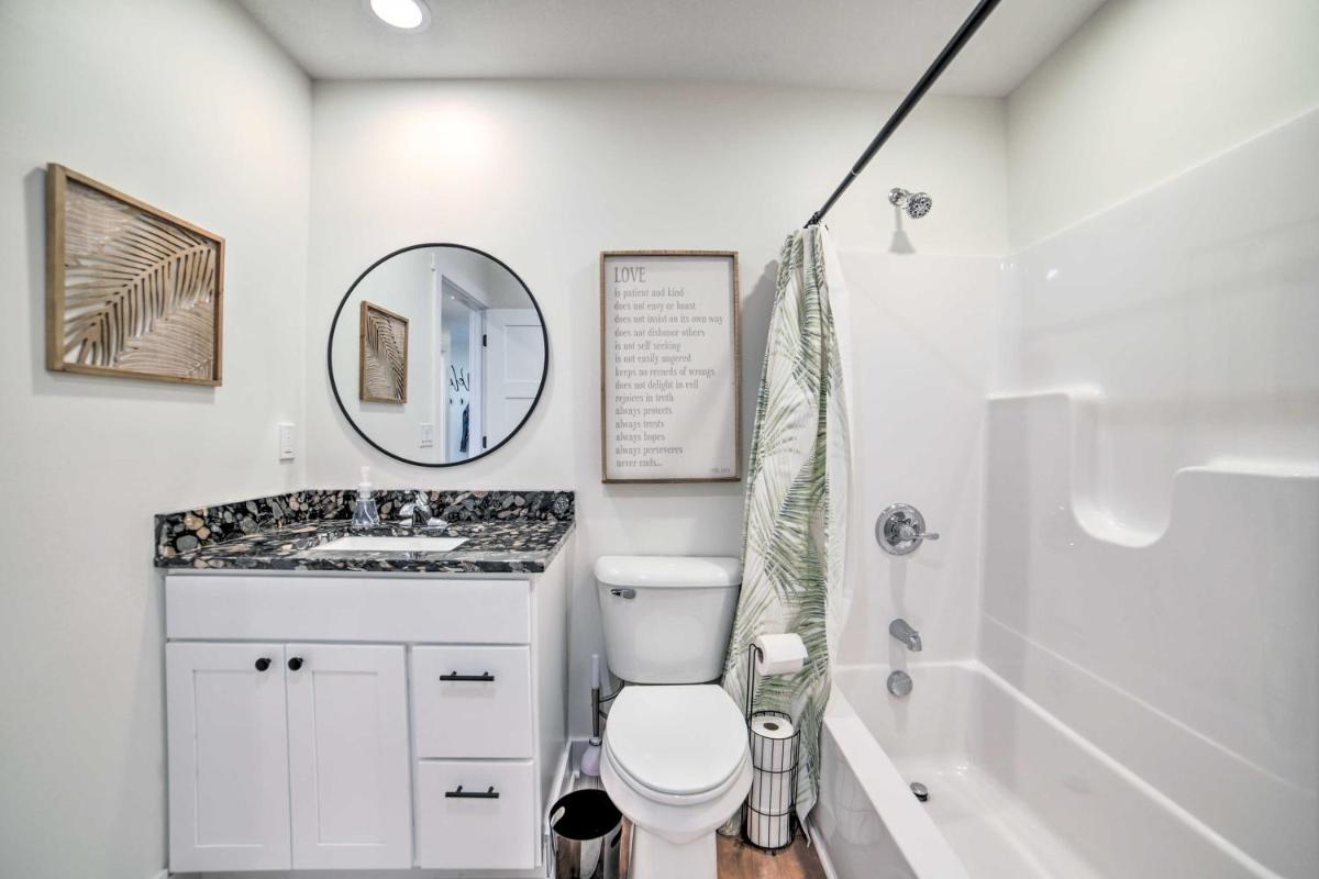 Newly Built Gilletts Lake Gem Dock and Hot Tub - Housity