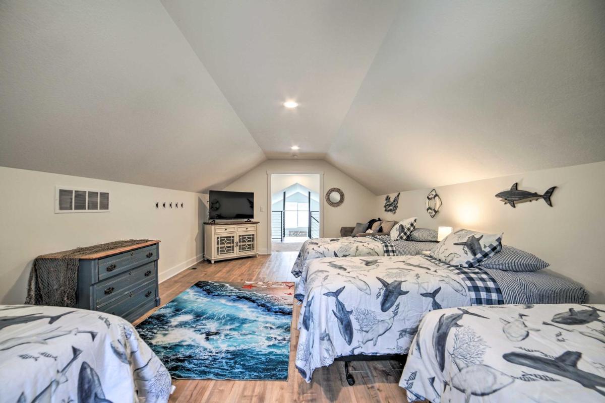 Newly Built Gilletts Lake Gem Dock and Hot Tub - Housity