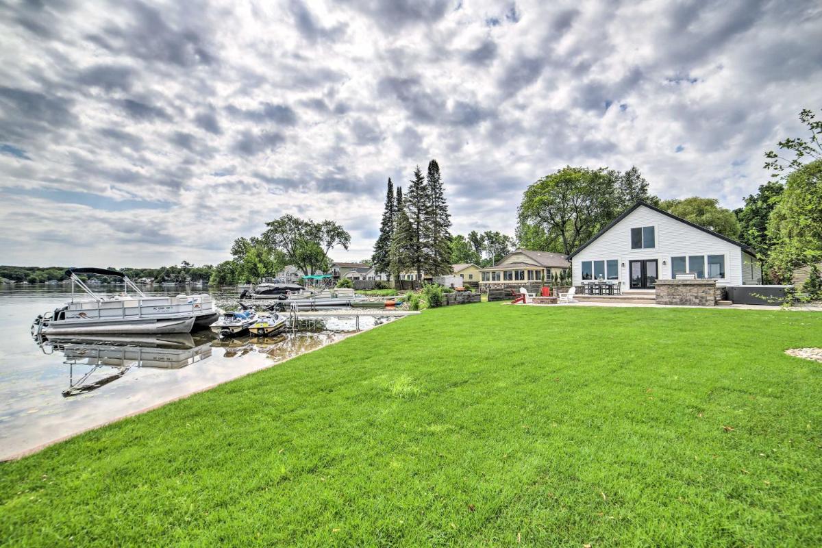 Newly Built Gilletts Lake Gem Dock and Hot Tub - Housity