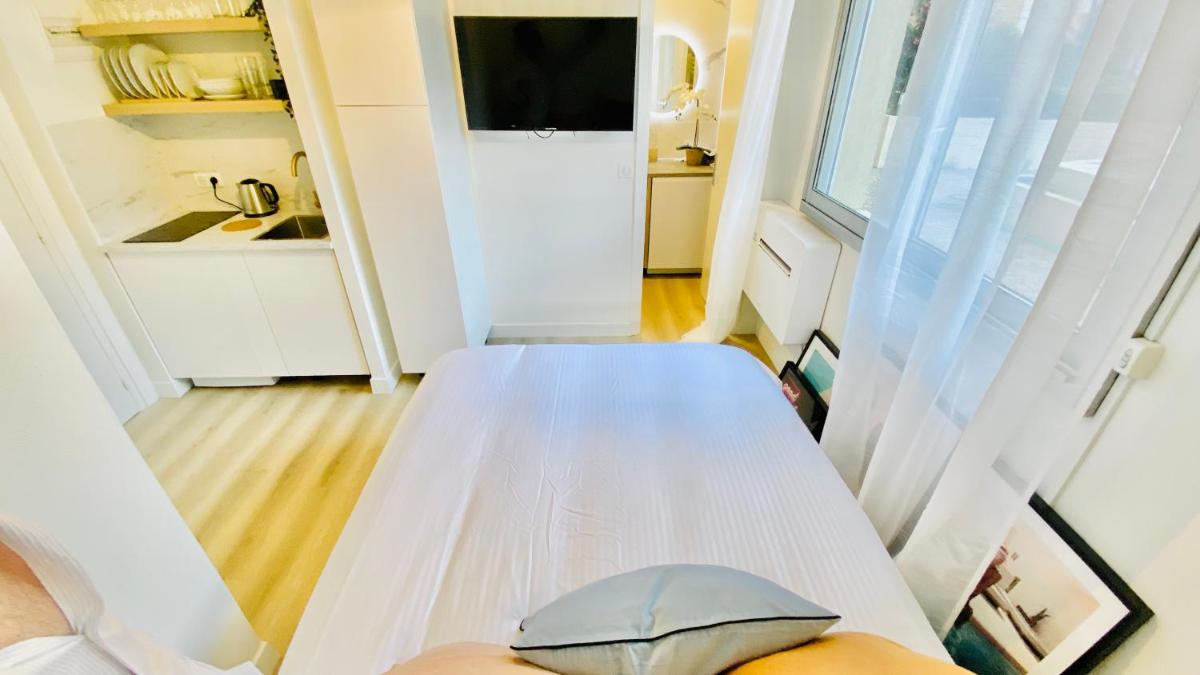 Suitetrails - New Designer Studio next to Casino Square with AC & Internet