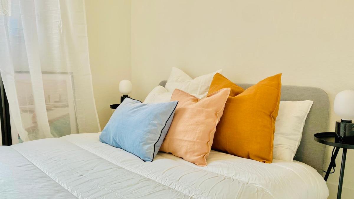 New Designer Studio next to Casino Square with AC & Internet - Housity