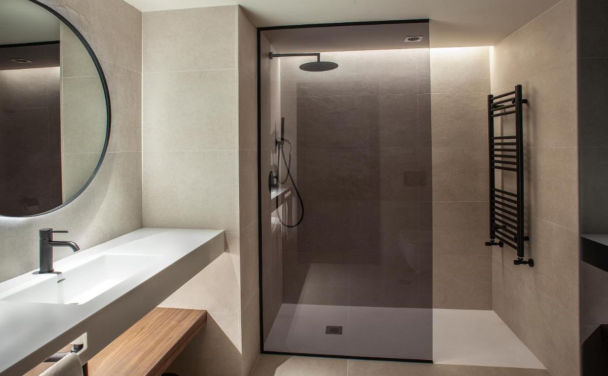 un baño con ducha y lavabo en Blanco Hotel Spa, en Navia