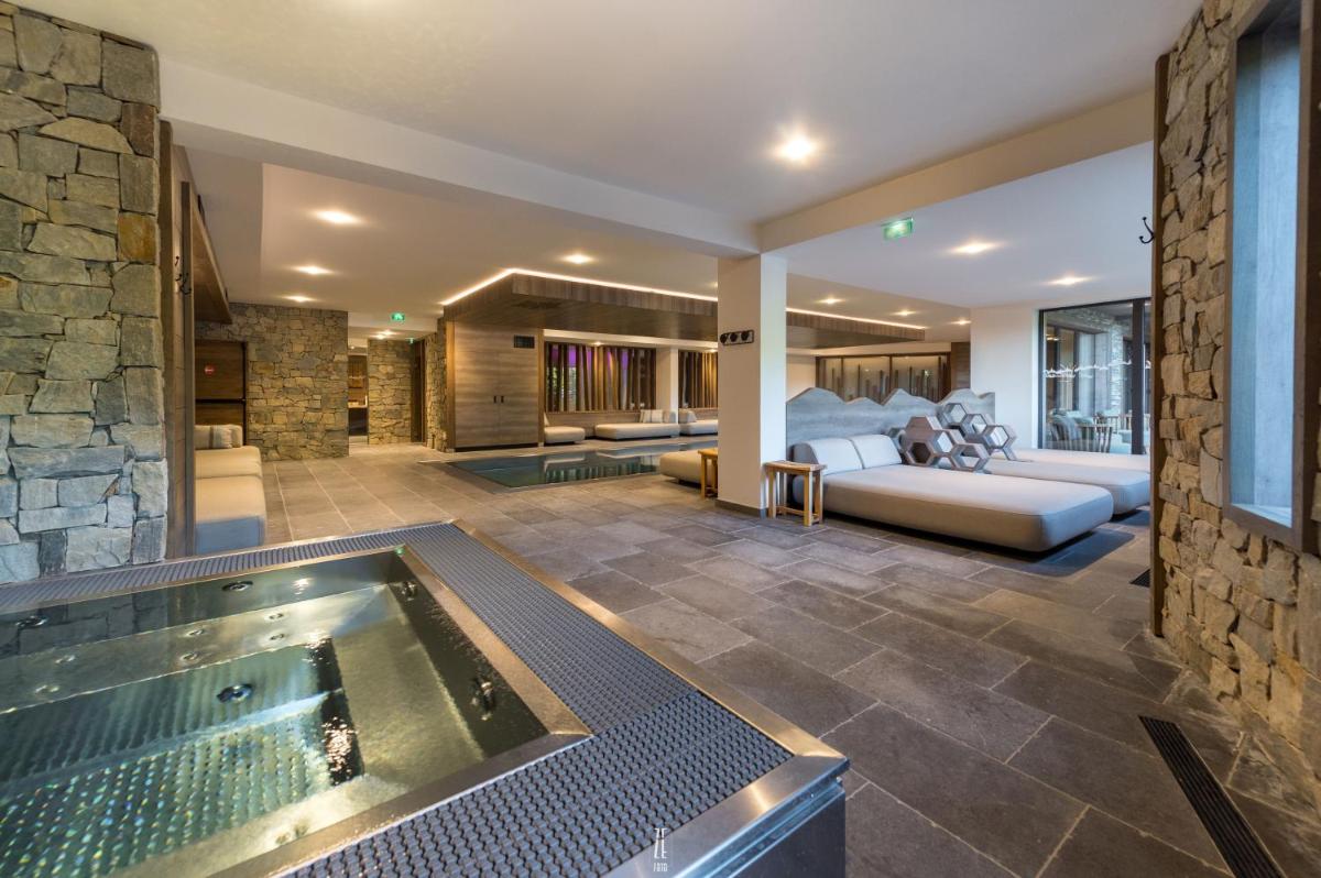 Piscine de l'établissement Chalet Hôtel & Spa Le Collet ou située à proximité