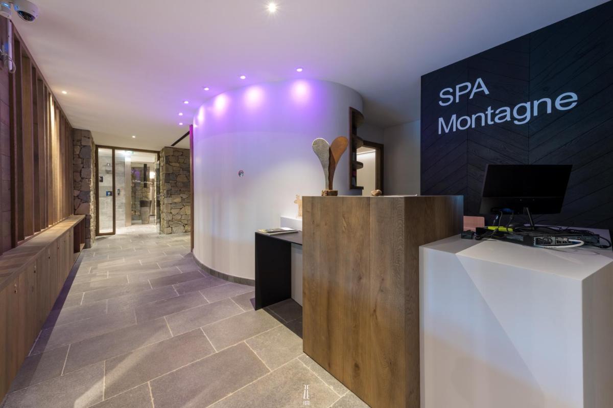 Télévision ou salle de divertissement dans l'établissement Chalet Hôtel & Spa Le Collet