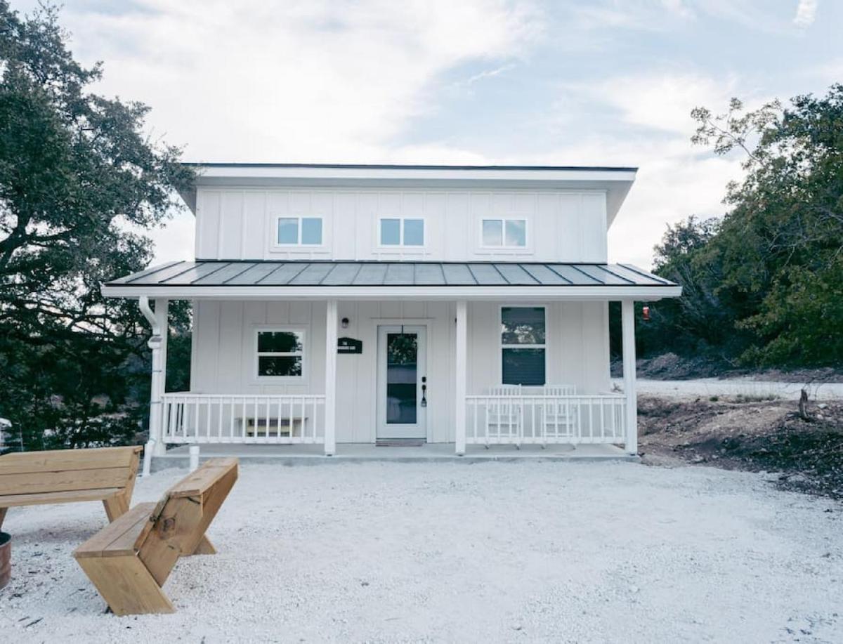 Hummingbird Haus - Hill country views on 20 acres with firepit - Housity