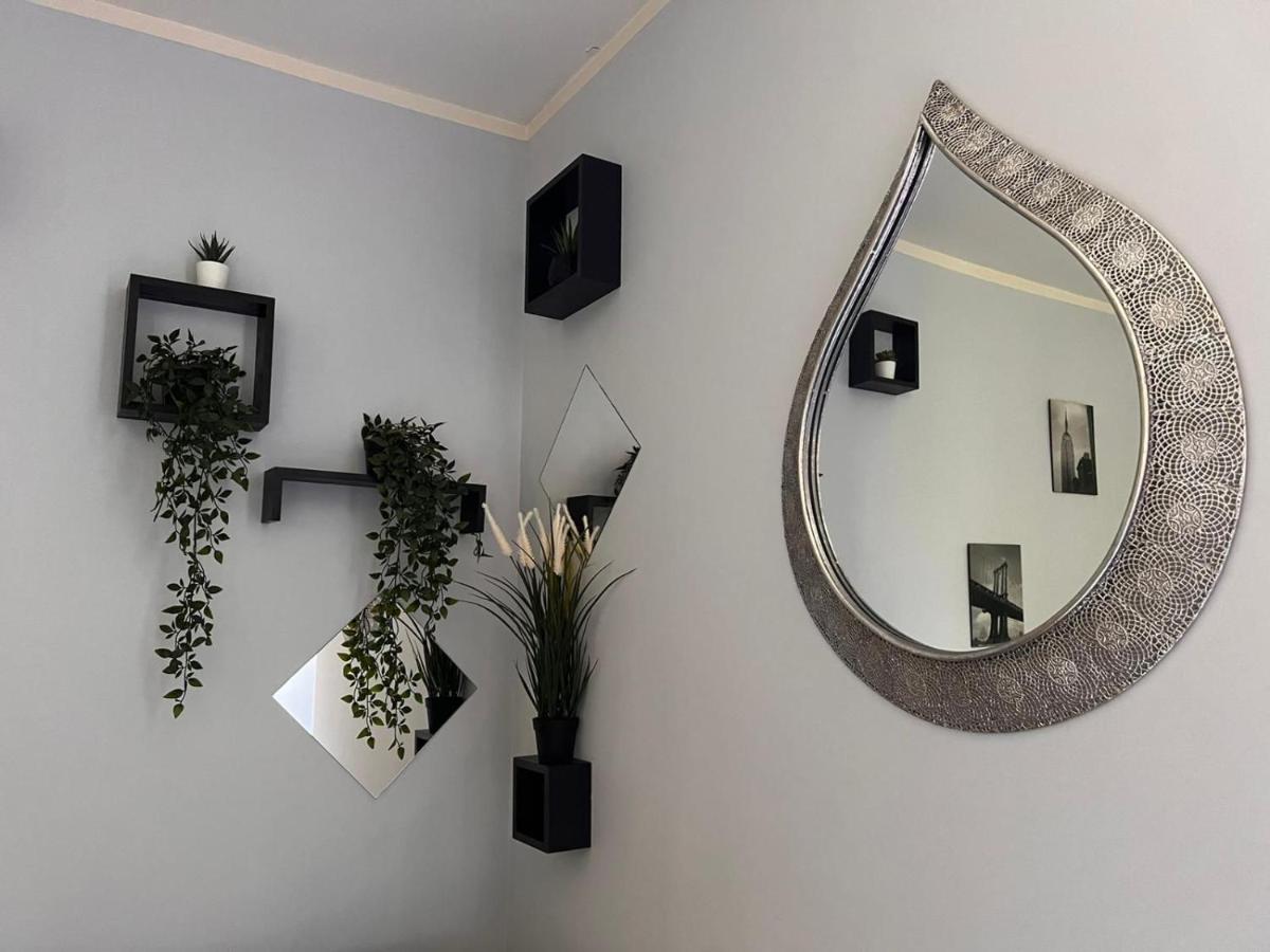 Modern 2 Bedroom Apartment By Cardiff City Centre With Free Street PARKING - Housity