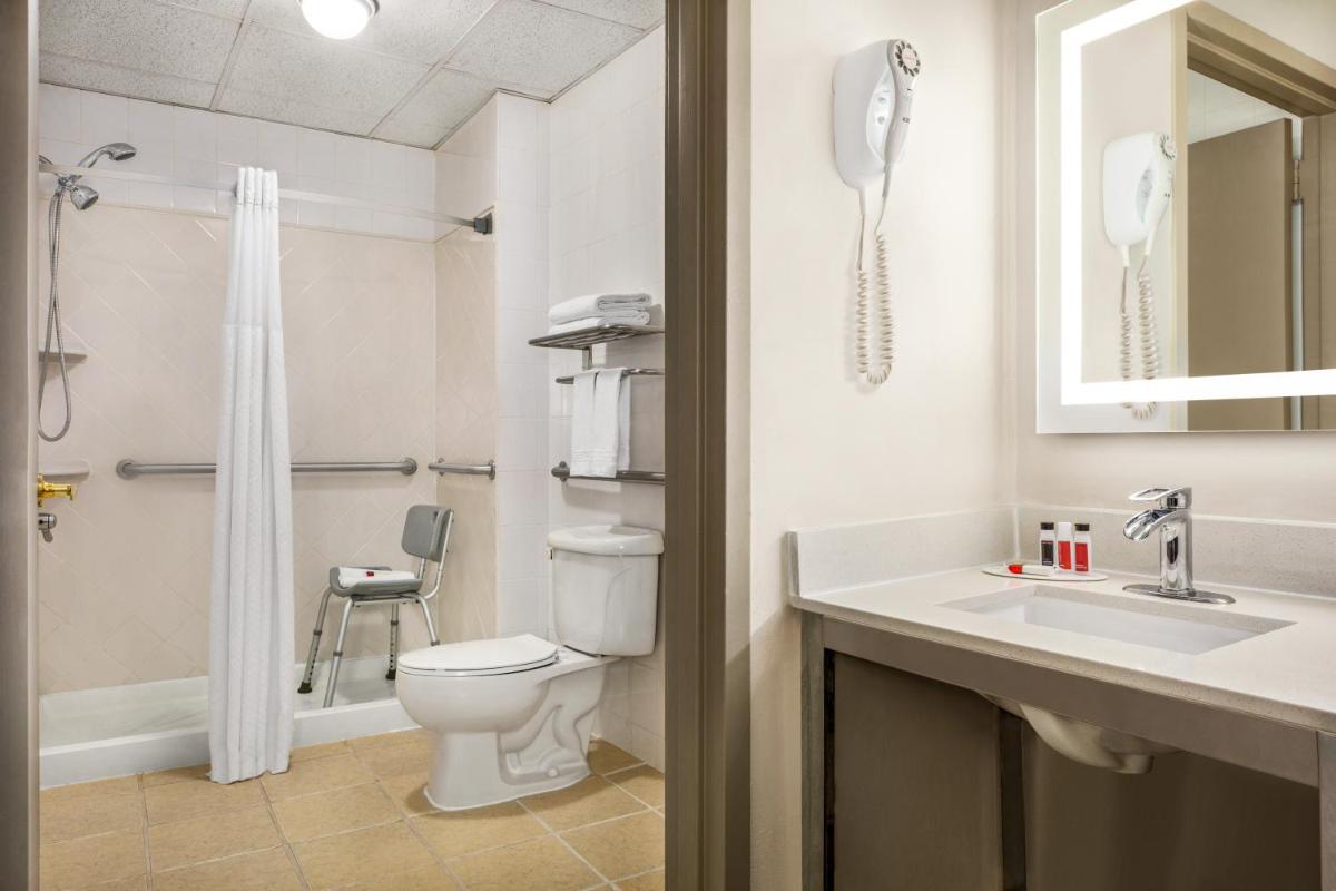 Days Inn by Wyndham Philadelphia Convention Center - Housity