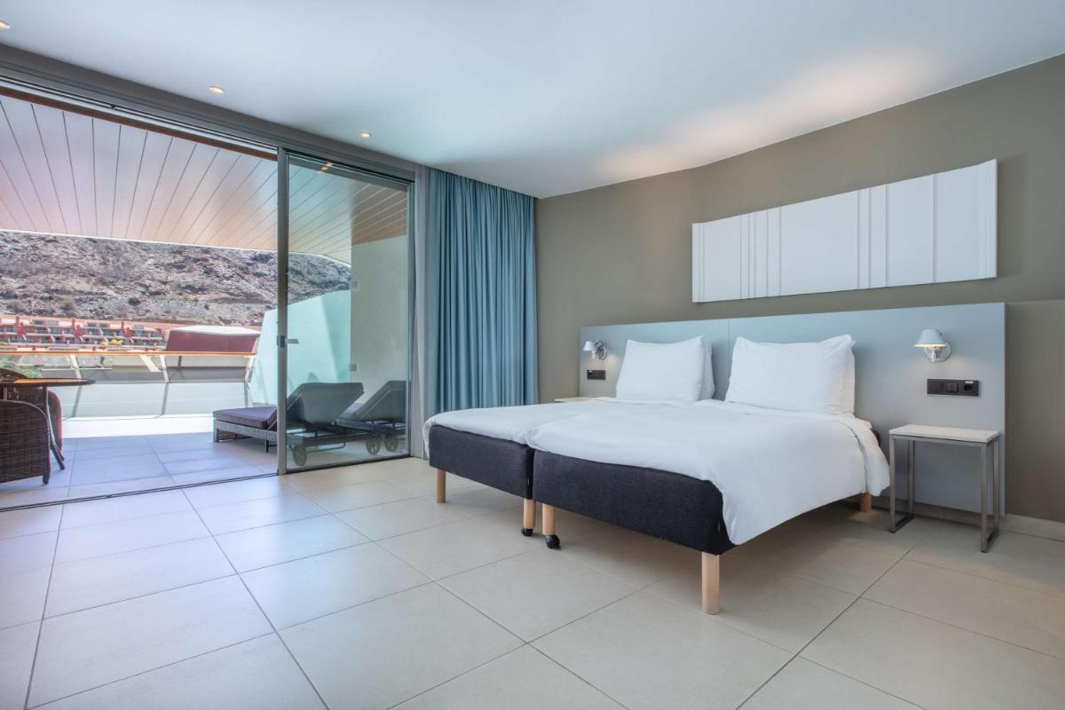 Cama o camas de una habitación en Radisson Blu Resort & Spa, Gran Canaria Mogan
