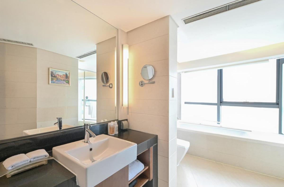 Holiday Inn Qingdao City Center by IHG - May 4th Square - Housity