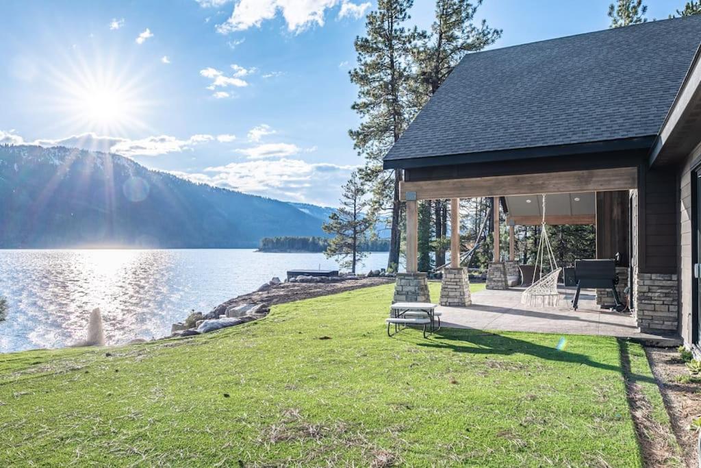 New Lakefront Modern Chalet With Panoramic Views - Housity