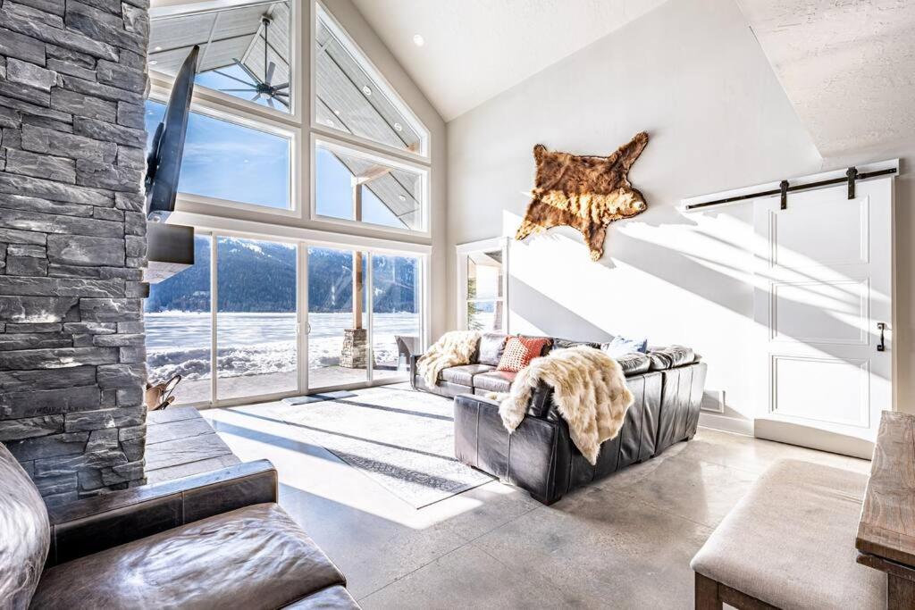 New Lakefront Modern Chalet With Panoramic Views - Housity