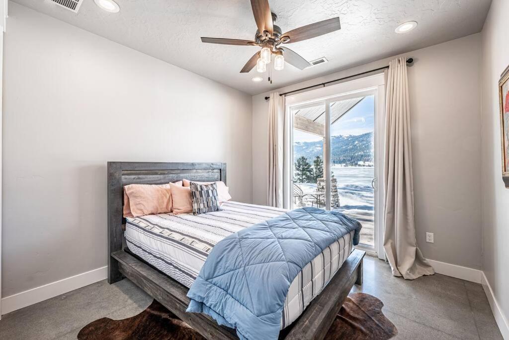 New Lakefront Modern Chalet With Panoramic Views - Housity