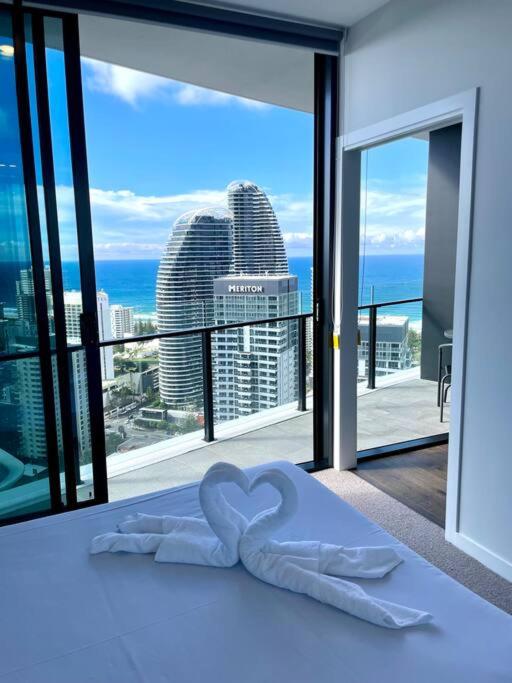 Luxury ocean skyline stunner 2beds apt 33F - Housity