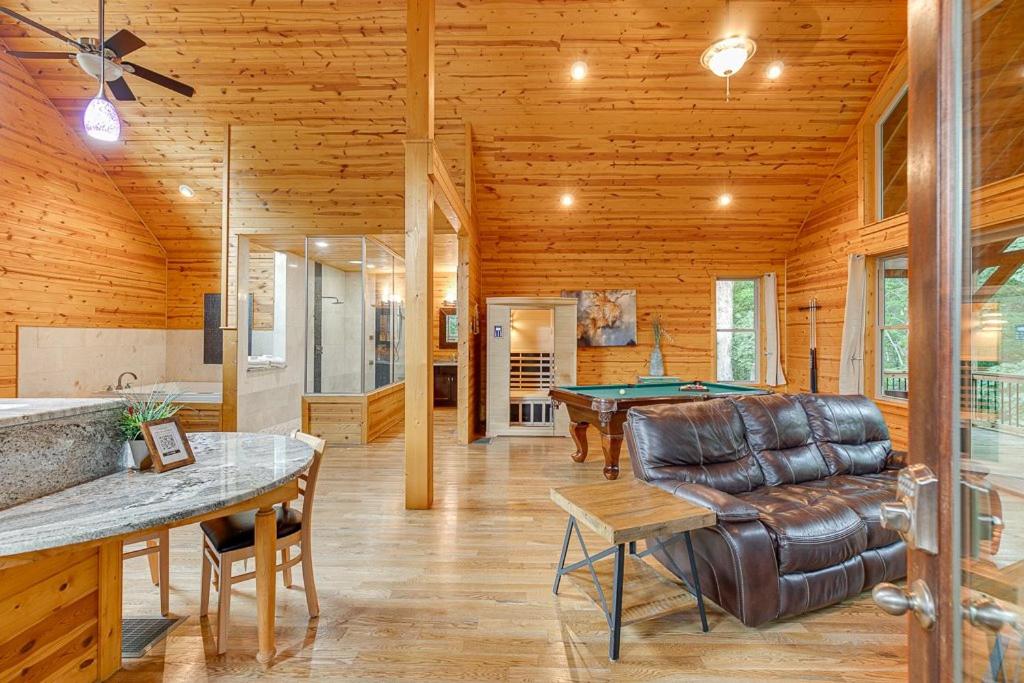 Perfect Couples Cabin w 2 Person Spa Bath - Housity