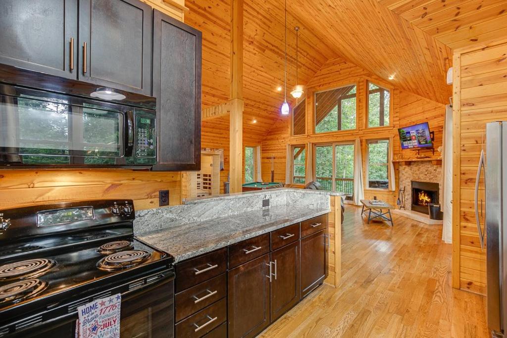 Perfect Couples Cabin w 2 Person Spa Bath - Housity