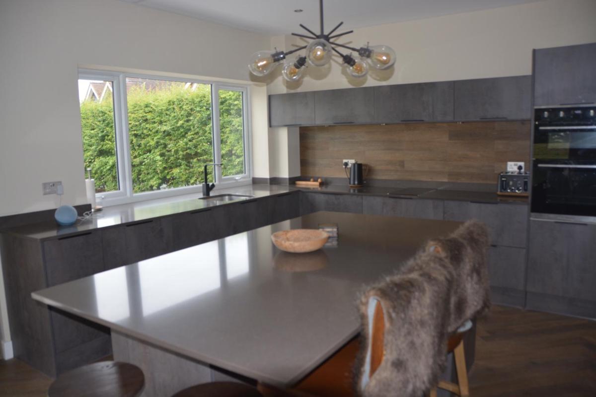 The Bunkhouse - 2 bedroom home with parking - Housity