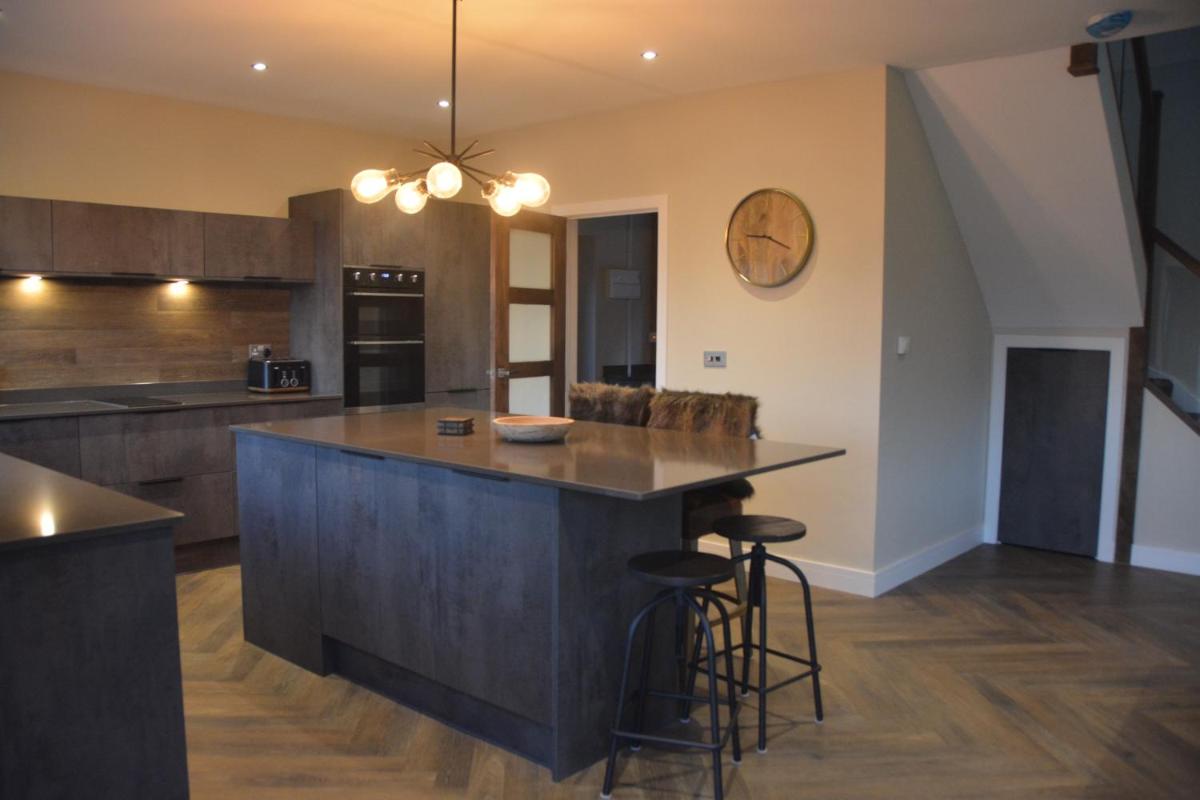 The Bunkhouse - 2 bedroom home with parking - Housity