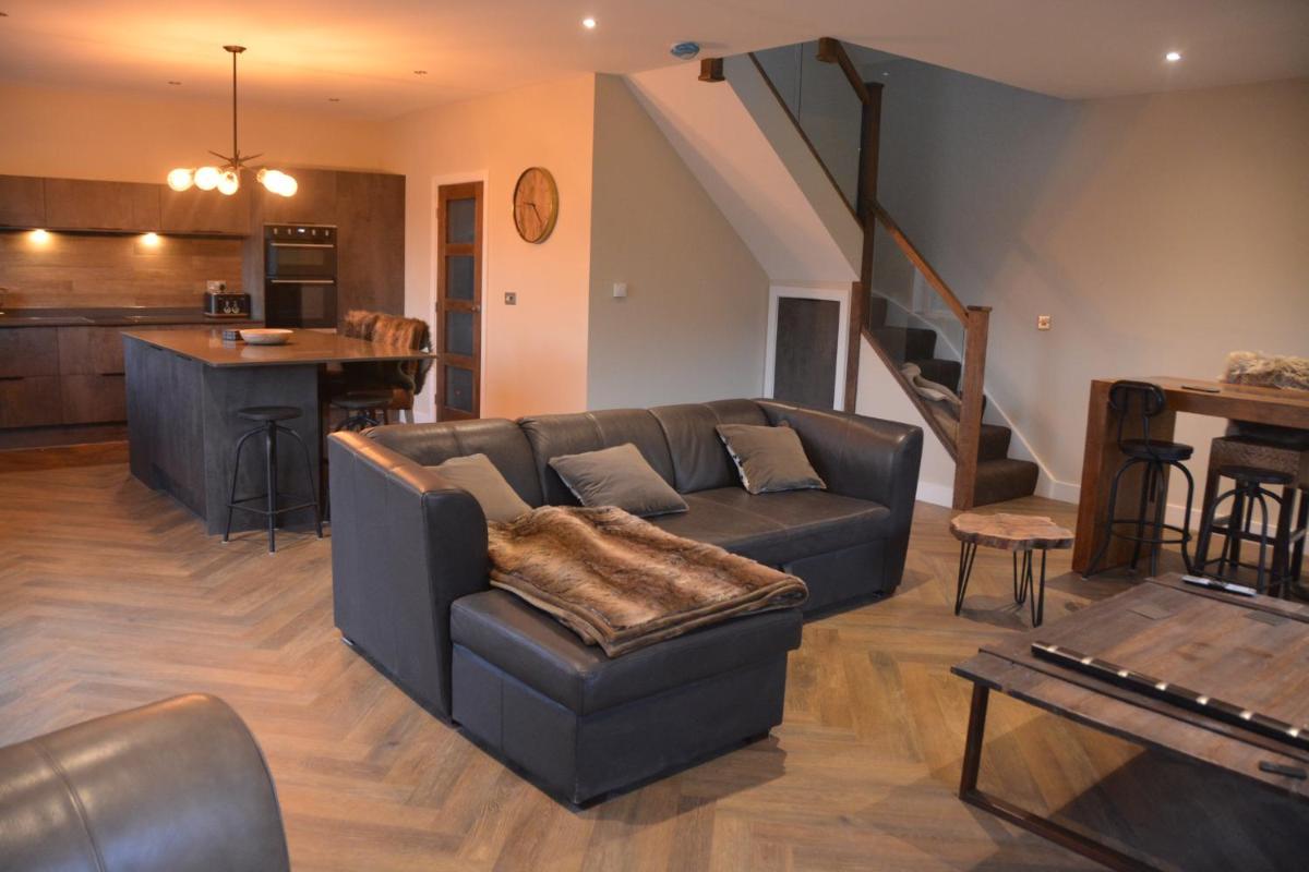 The Bunkhouse - 2 bedroom home with parking - Housity