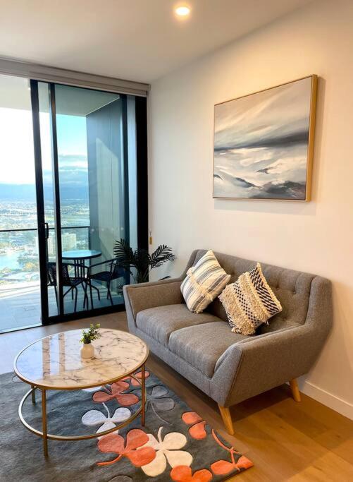 NEW impressive 180° river view 1 bed apt with pool 47F - Housity