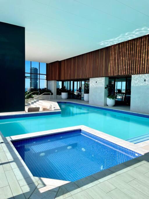 NEW impressive 180° river view 1 bed apt with pool 47F - Housity