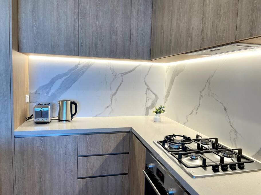 NEW impressive 180° river view 1 bed apt with pool 47F - Housity