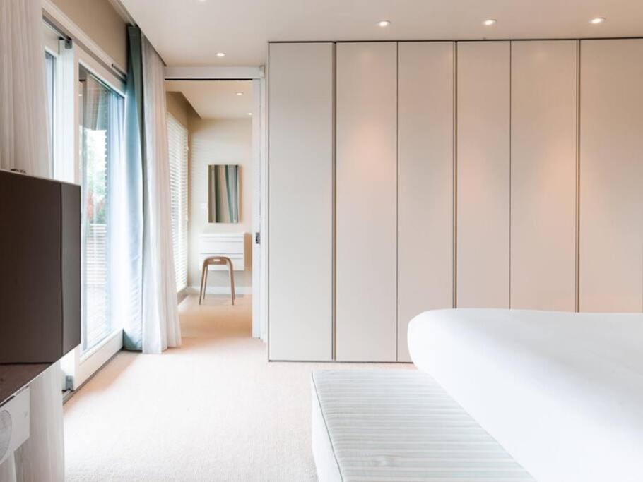 Lakeside Villa at the Lakes By Yoo, Cotswolds - Housity