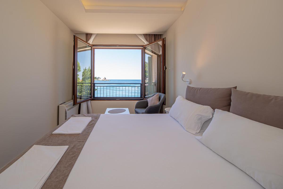 Seafront Apartments Petrovac - Housity