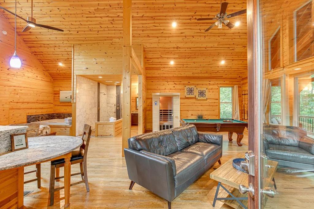 Deluxe Couples Cabin on Creek - Housity