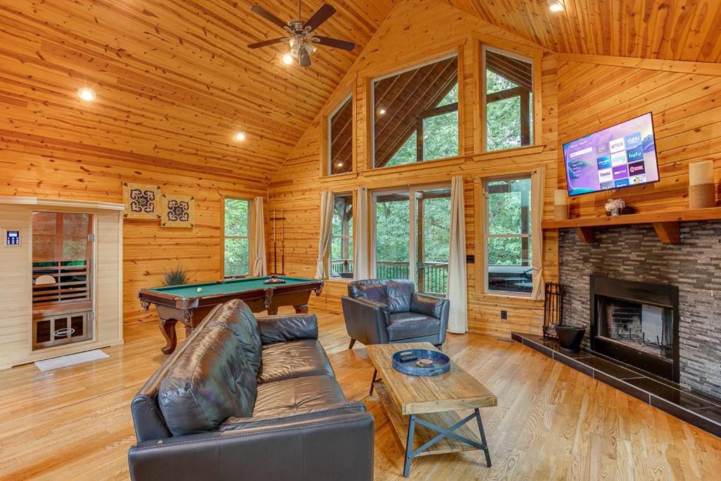 Deluxe Couples Cabin on Creek - Housity