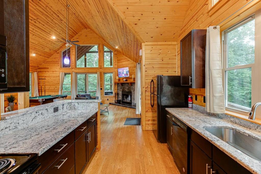 Deluxe Couples Cabin on Creek - Housity