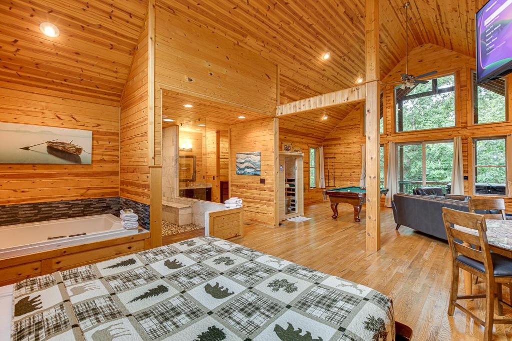 Deluxe Couples Cabin on Creek - Housity